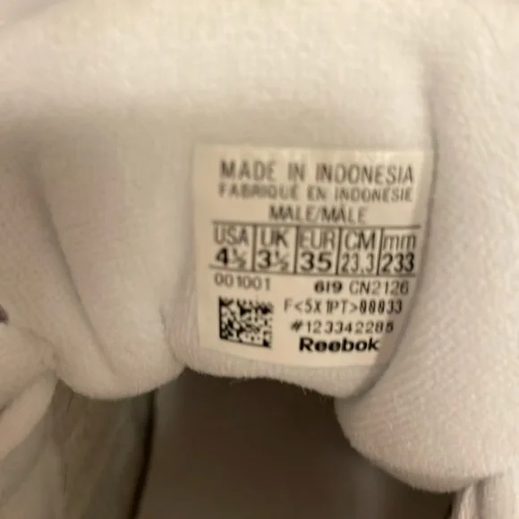 Reebok women’s/Youth. Never been worn. - Picture 5 of 5